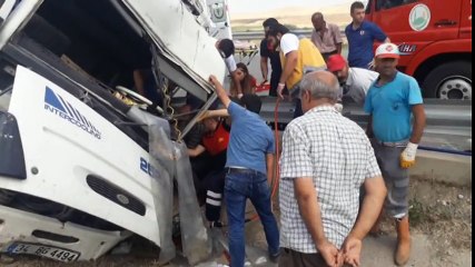 Çorum Sungurlu'da Trafik Kazası, Kamyon Orta Refüje Devrildi