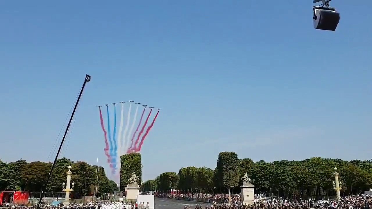 La patrouille de France se trompe dans les couleurs du drapeau français #14Juillet