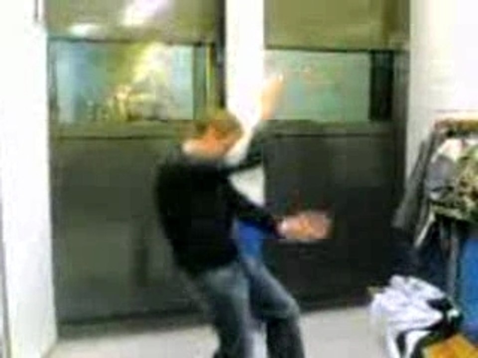 Alexis entrain de dansé la tecktonik en chutant