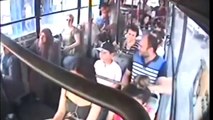 Mini etekli kadına tepki gösterdi, otobüsü karakola çektirdi!
