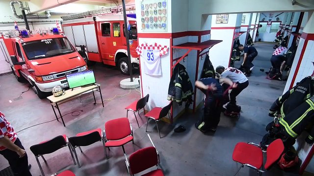 Des pompiers croates regardent la séance de tirs au but dans leur caserne lorsque la sirène retentit