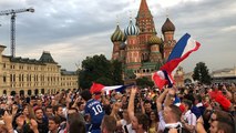 Les supporters de l’équipe de France enflamment la Place Rouge