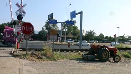 Hemzemin geçit kapalıyken demiryoluna girince tren çarptı - AYDIN