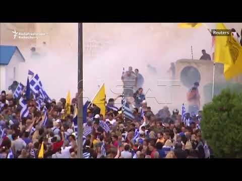 Фајненшл Тајмс: Русите „купувале“ протести против името во Грција