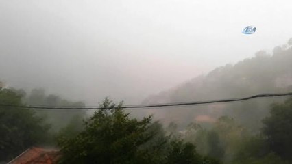 Zonguldak'ta Şiddetli Yağmur... Hazırlıksız Yakalananlar Çareyi Bina Girişlerine Saklanmakta Buldu