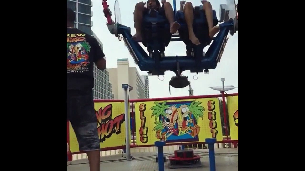 Il fait croire à son pote qu'une vis vient de tomber du manège... Blague énorme