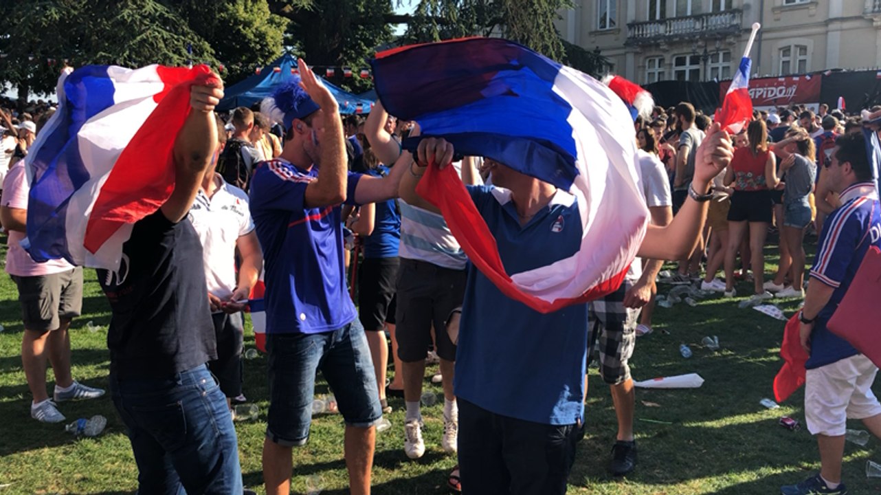 Scène de liesse à Mayenne après le coup de sifflet final