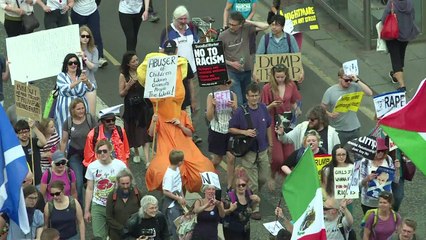 Trump joga golfe aos gritos de manifestantes