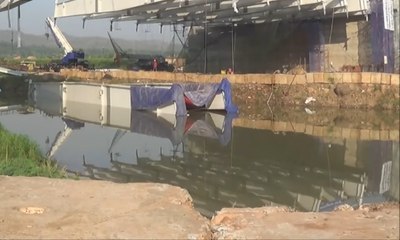 Dua ‘Cross Girder’ Jembatan Kalikuto Jatuh ke Sungai