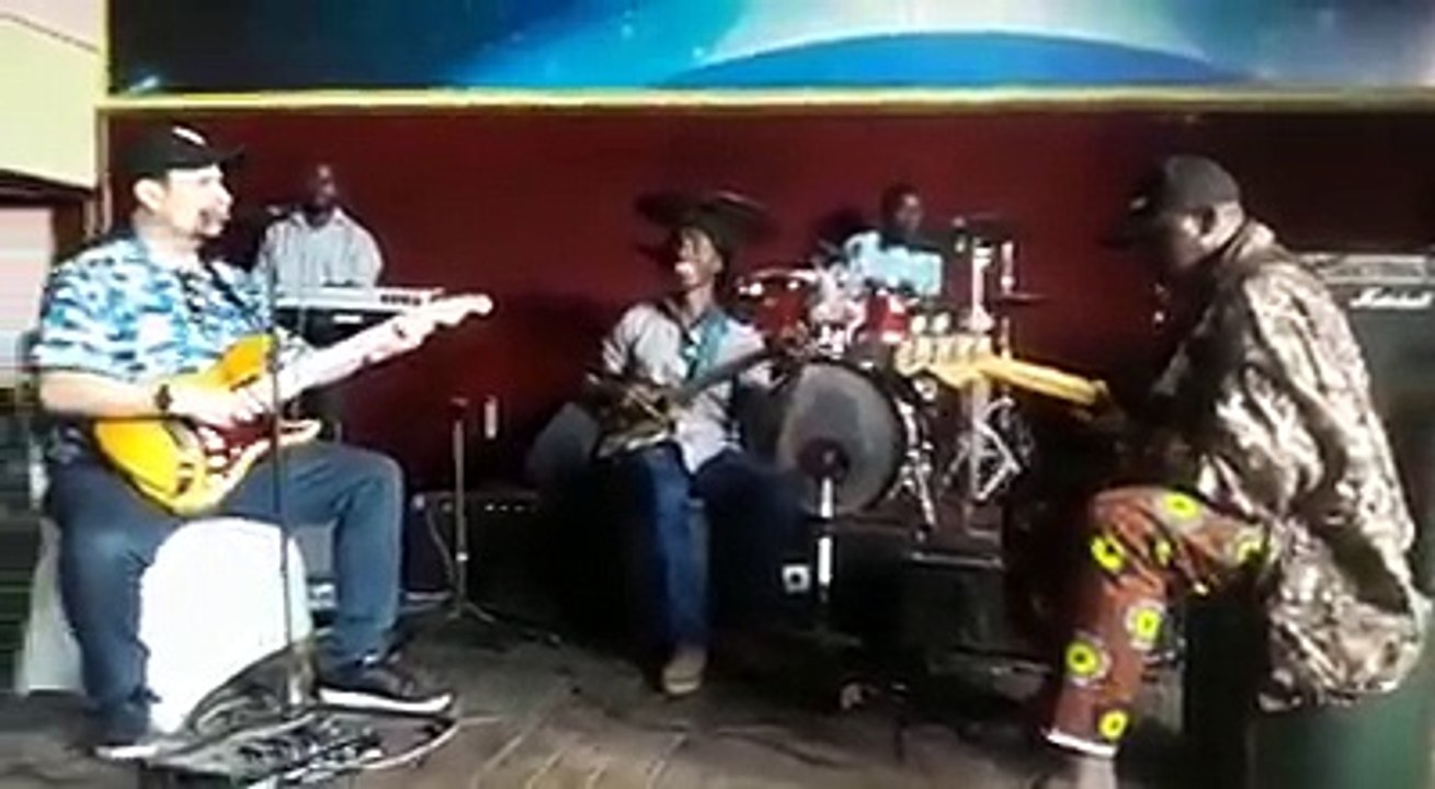 Tu veux voir comment un blanc joue de l'assiko?Julien Pestre te donne rendez-vous ce samedi à EA Lounge (Yaoundé). Entrée gratuite. Témoigne toi même ce qu'un