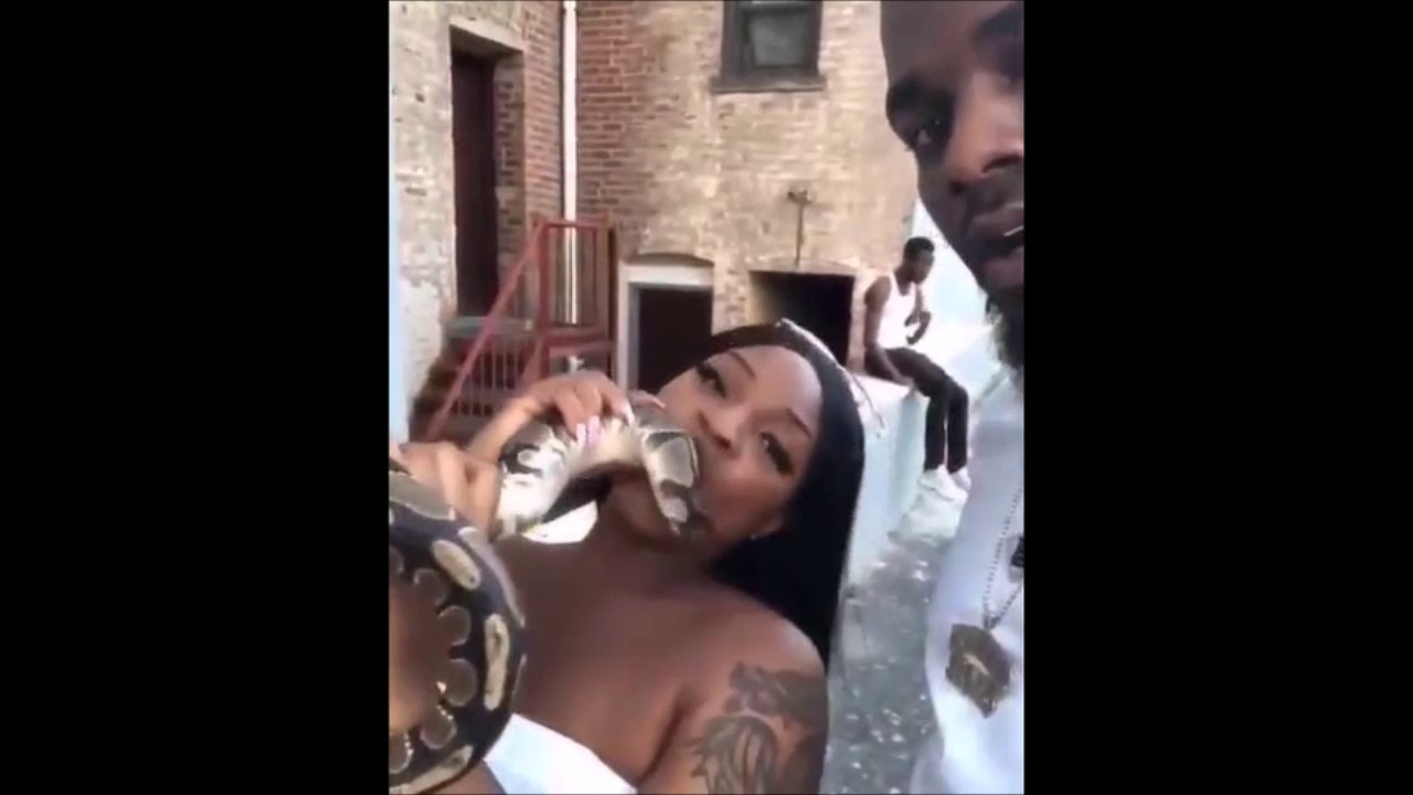 Ce qu'elle fait avec ce serpent est fou et dangereux