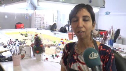 Bin Derece Sıcaklıkta Cam Çubuklardan Sanat Eseri Yapıyorlar