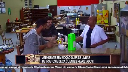 # Atendente quer se livrar de insetos e deixa clientes furiosos!