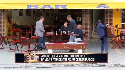 # Amigos querem brindar pela última vez com defunto e deixam garçons desesperados