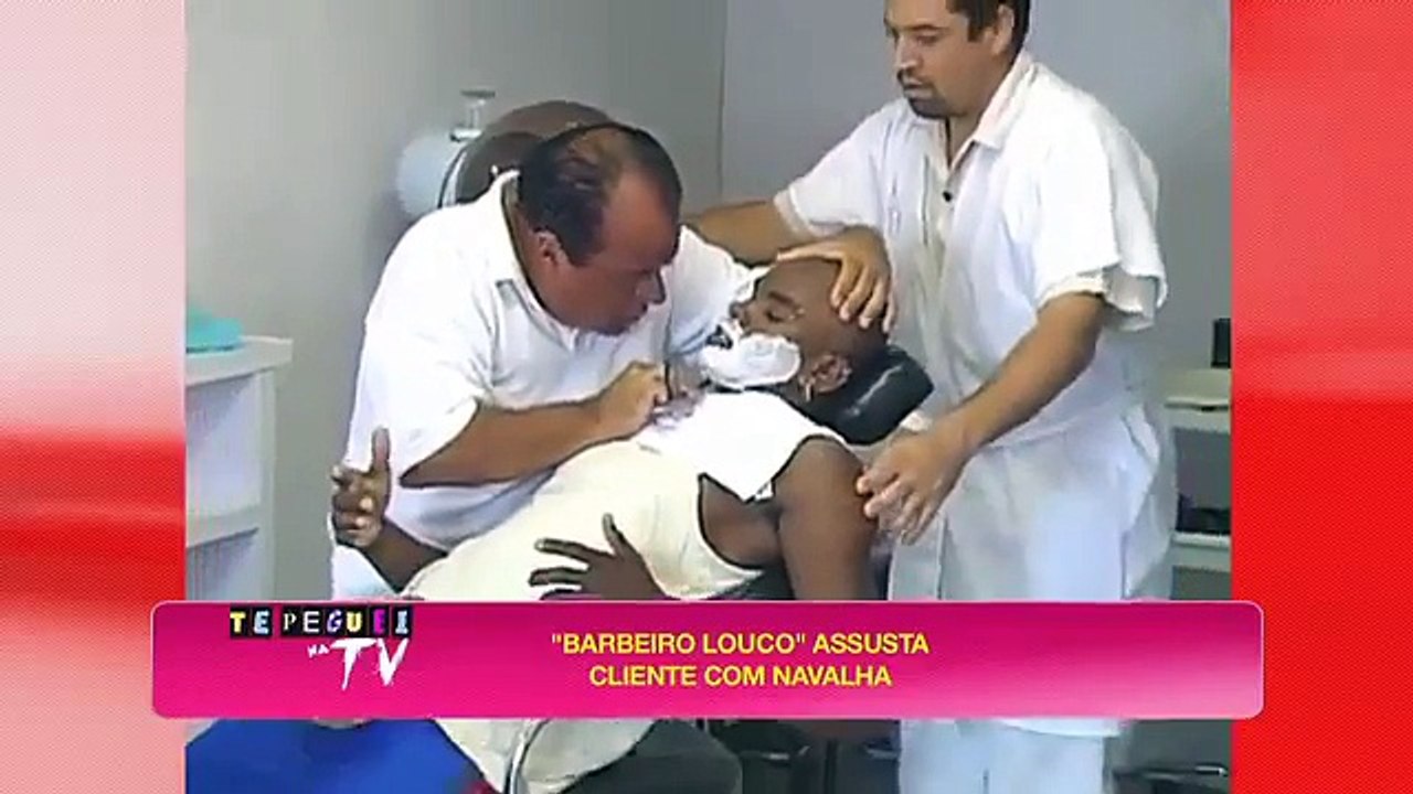 # Barbeiro louco assusta clientes com navalha