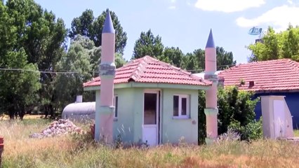 En Küçük Cami: 4 Metrekare, Çift Minareli