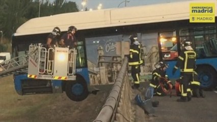 Bus lanzadera del Mad Cool queda colgado de un puente tras un accidente