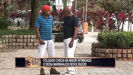 # Cidadão usa truque com o celular para xavecar a rapaziada e deixa todo mundo constrangido