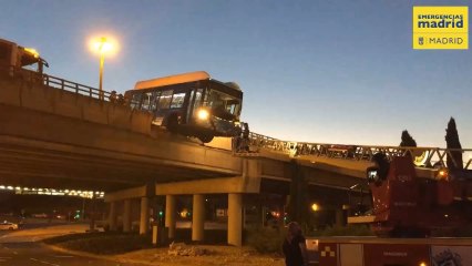 Bomberos rescatan al conductor de una lanzadera del Mad Cool