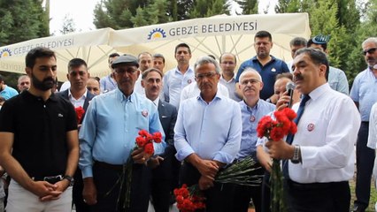 Ömer Halisdemir’in babası ve kardeşi Gebze’de şehitliği ziyaret etti