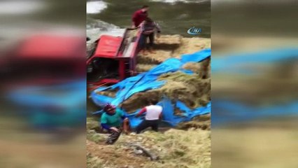 Ot yüklü kamyon dereye uçtu