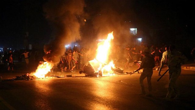 تشدید اعتراضات در عراق، تیراندازی‌ هوایی نظامیان و توقف پرواز هواپیماها