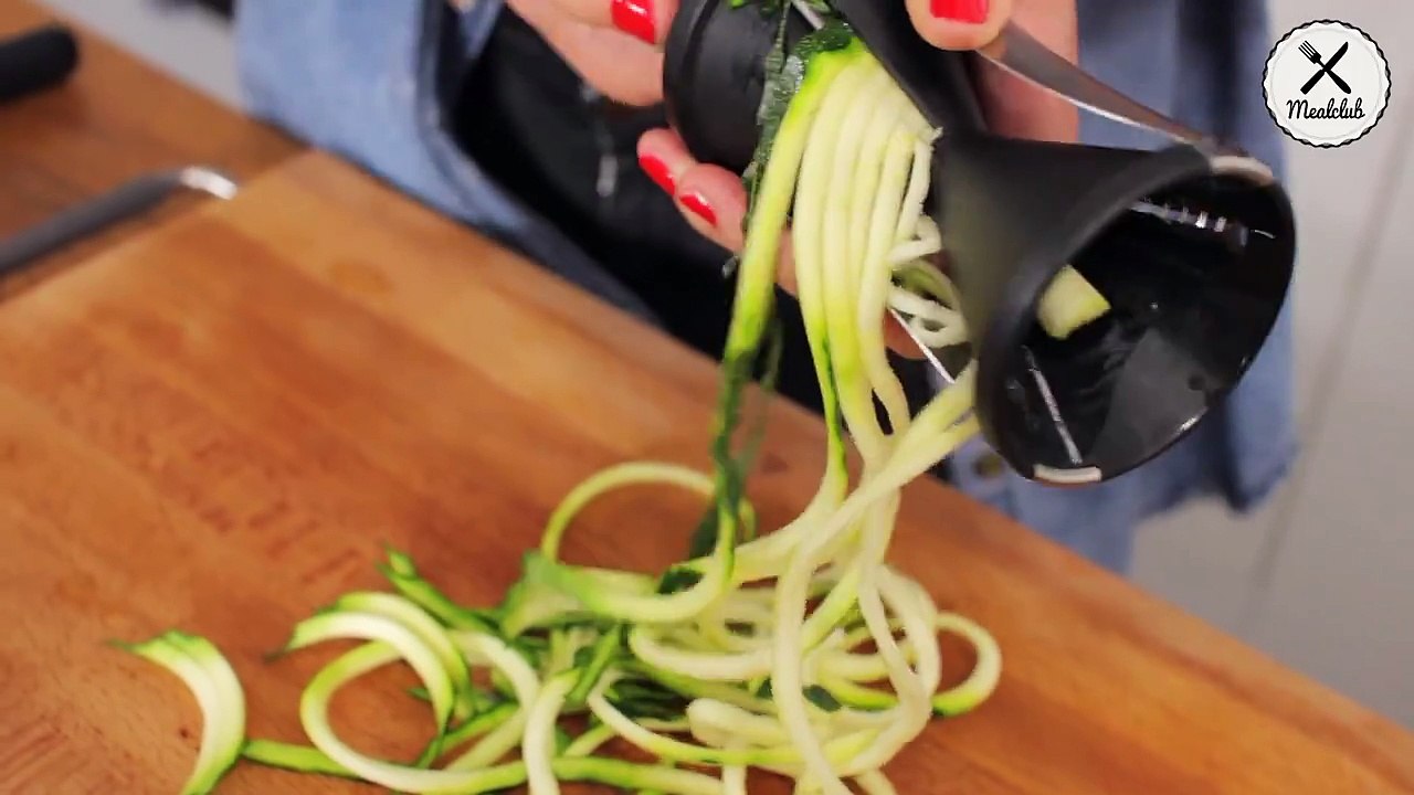 Du liebst Pasta? Diese gesunden Zucchini-Spaghetti enttäuschen auch nicht die Nudel-Fans und liefern eine schmackhafte Abwechslung ZUM REZEPT 
