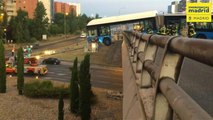 Madrid: Linienbus hängt nach Unfall an Brücke fest