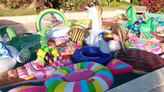 THE FLOOR IS LAVA CHALLENGE - LE SOL C'EST DE LA LAVE ! DANS LA PISCINE, SUR DES GONFLABLES !