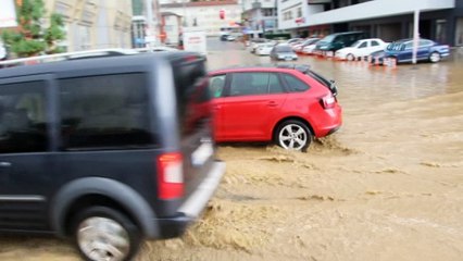 Trabzon’da aşırı yağış rögarları taşırdı