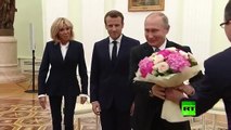 بوتين يهدى باقة زهور لزوجة الرئيس الفرنسى خلال لقائهما فى الكريملين