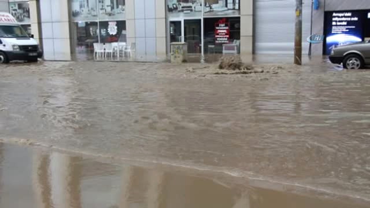 Trabzon'da Aşırı Yağış Rögarları Taşırdı
