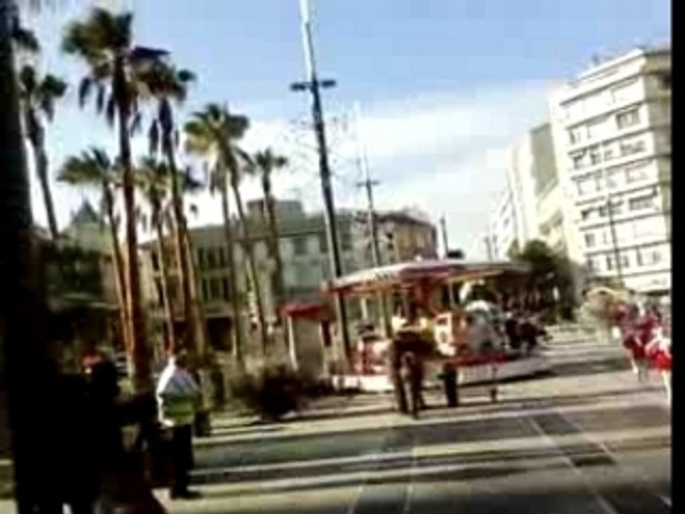 EXCLUSIF ! DES ENFANTS DEGUISES EN PERE NOEL DANSENT LA TECK