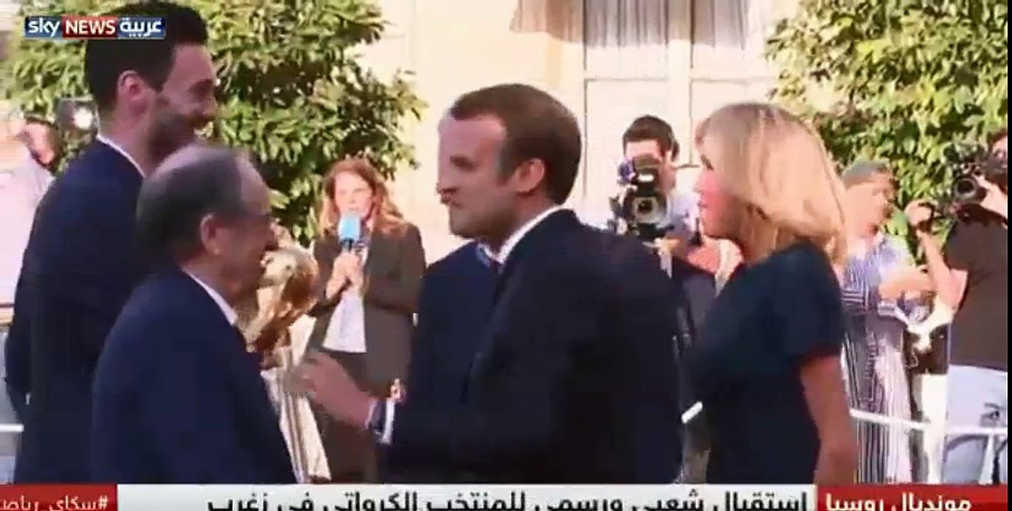 ماكرون يهنأ لاعبى منتخب بلاده ويعانقهم بحرارة