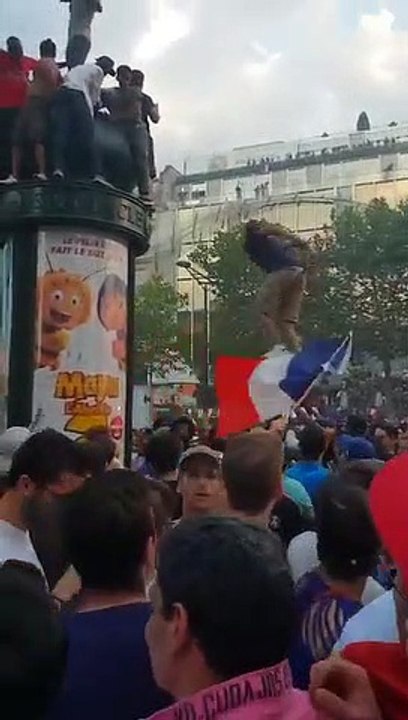 Des supporters grimpe sur une colonne et se ratent complètement