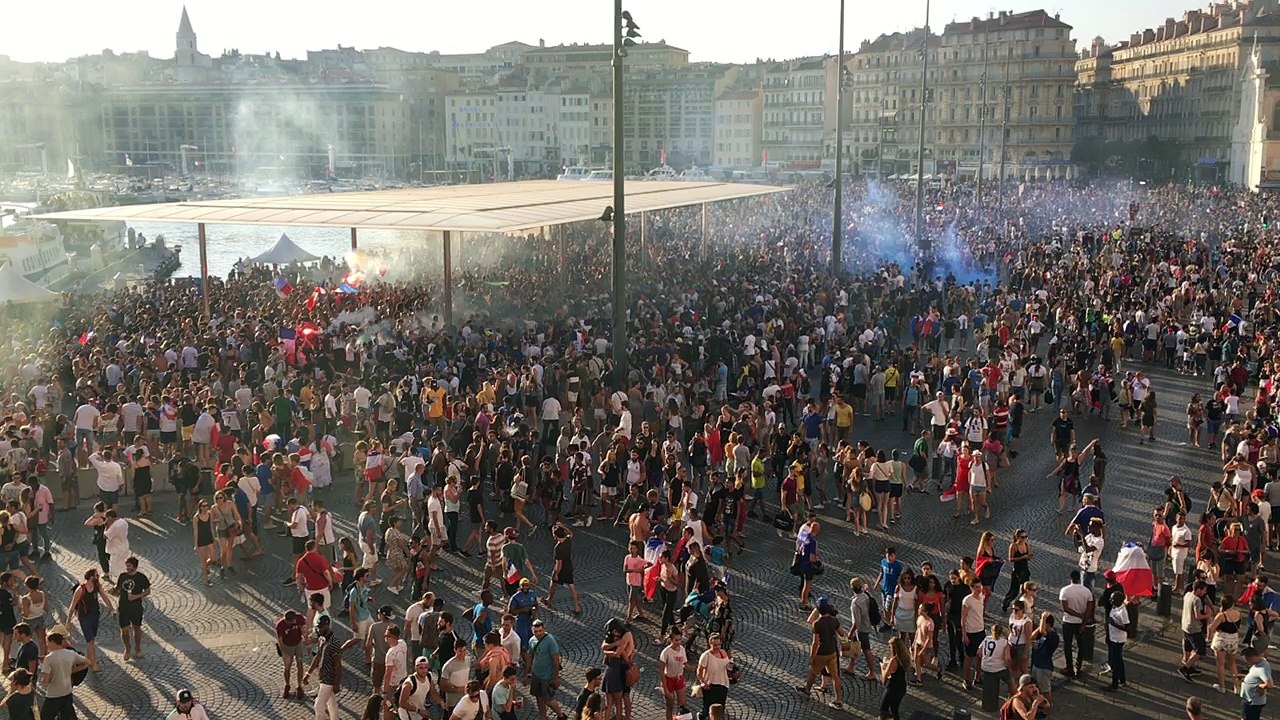 Les Bleus champions du monde : le Vieux-Port de Marseille ne se vide plus !