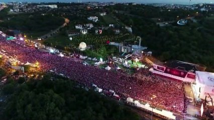 15 Temmuz Şehitler Köprüsü'ndeki insan yoğunluğu havadan görüntülendi