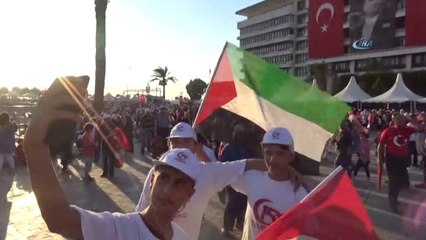 İzmir'de Demokrasi Nöbeti Başladı