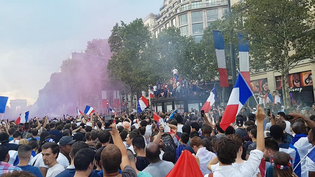 La Marseillaise entonnée sur les Champs-Elysées