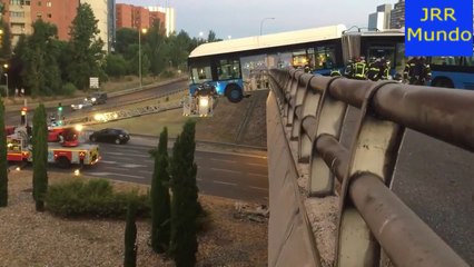 Noticia | Un bus lanzadera del Mad Cool queda suspendido de un puente en Madrid 15/7/2018