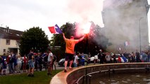 Alors qu'il fête la victoire des Bleus, il tombe dans le jet d'eau