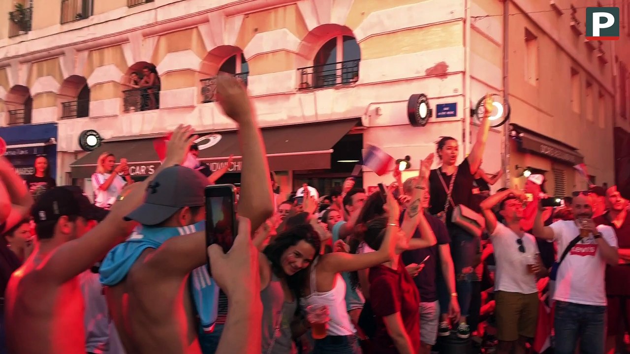 La France championne du monde : Marseillaise, klaxons et "We are the champions" ambiancent le Vieux-Port de Marseille
