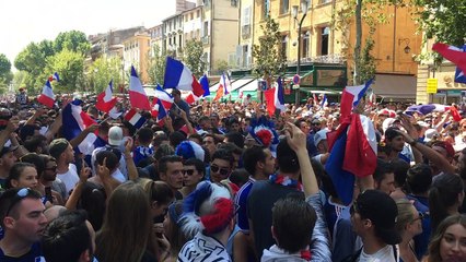 La France championne du monde : la Marseillaise chantée sur le Cours Mirabeau à Aix