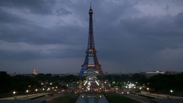 Coupe du monde: la Tour Eiffel devient aussi bleu-blanc-rouge