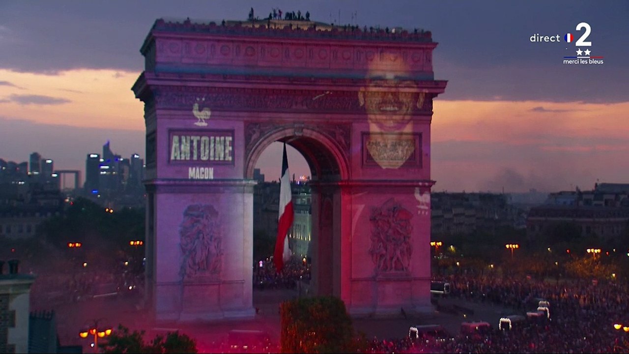 "C'est en France qu'on l'a gagnée" : l'arc de Triomphe s'illumine aux couleurs des Bleus pour célébrer la Coupe du monde