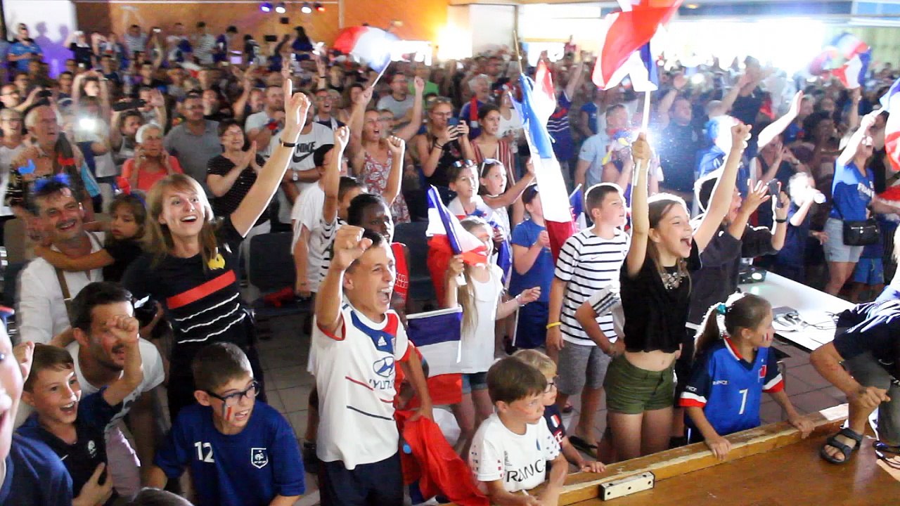 Génelard : les spectateurs en délire devant l'écran géant et la victoire de l'équipe de France