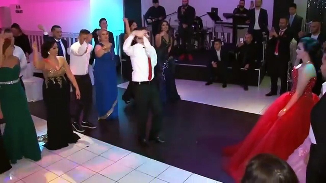 شوفوا العروس كيف متحمسة وعم ترقص على غنية مسلسل باب الحارة والعريس صدق حالو انو العكيد ابو شهاب هههههه خطيرررر