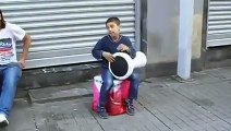 رد فعل فتاة مع طفل موهوب يعزف على الطبلة في الشارع رررروعة