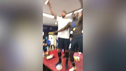 Coupe du monde: à leur tour, les Bleus de 2008 chantent "We are the champions"