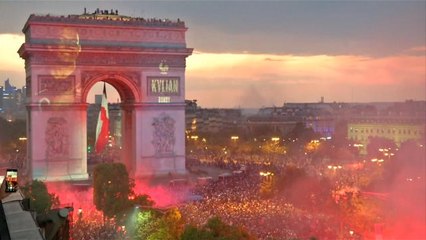 CdM 2018 - L'Arc de triomphe aux couleurs des 23 héros